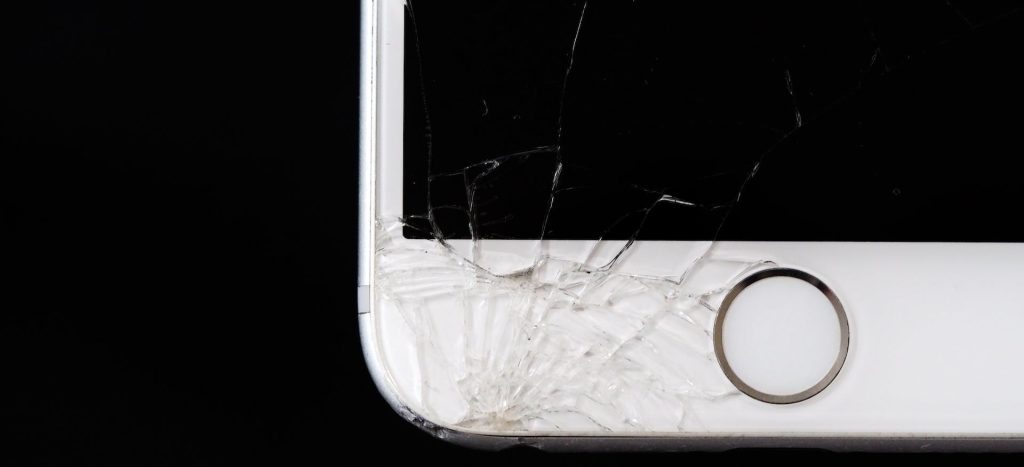 Foto van een telefoon met gebroken telefoonscherm