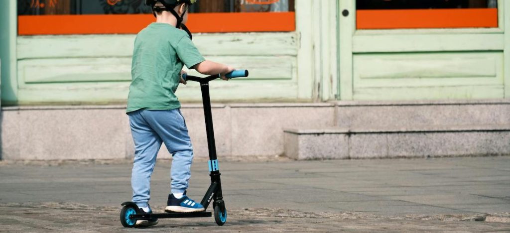 kinderen laten buiten spelen
