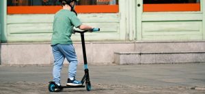 kinderen laten buiten spelen